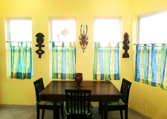 Casa Gatos Apartment *